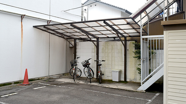 アイワ薬局みつるぎ店の駐輪場