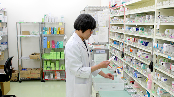 なりさわ西調剤薬局の作業風景