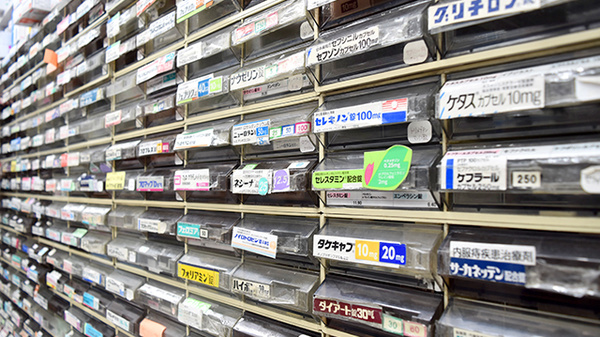 しんわ薬局栄町店の薬棚
