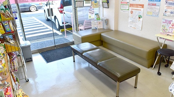しんわ薬局大蔵店の待合スペース