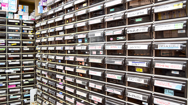 しんわ薬局万願荘店の薬棚