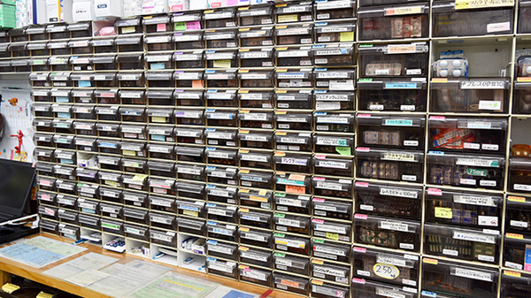 しんわ薬局袋橋店の薬棚