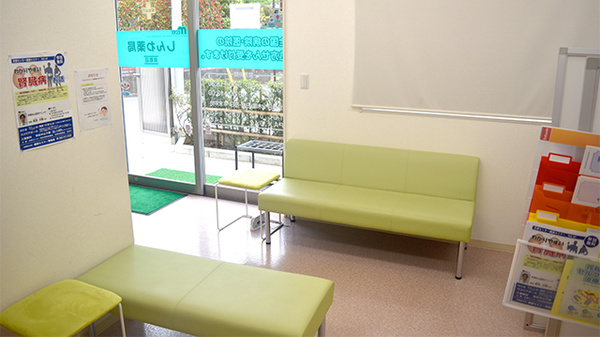しんわ薬局貝取店の待合スペース