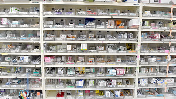 あおば薬局龍ケ崎店の薬棚