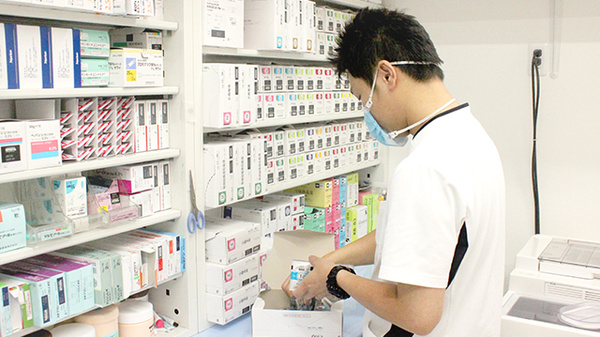かえで薬局　守谷店の作業風景