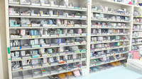ちひろ薬局の薬棚