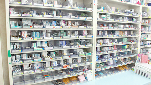 ちひろ薬局の薬棚