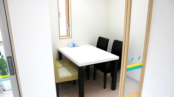 えぼし薬局　青田店の感染予防待合スペース