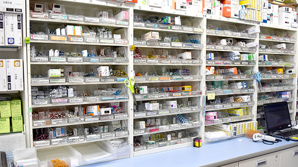アイル調剤薬局の薬棚