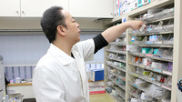 とつか薬局の作業風景