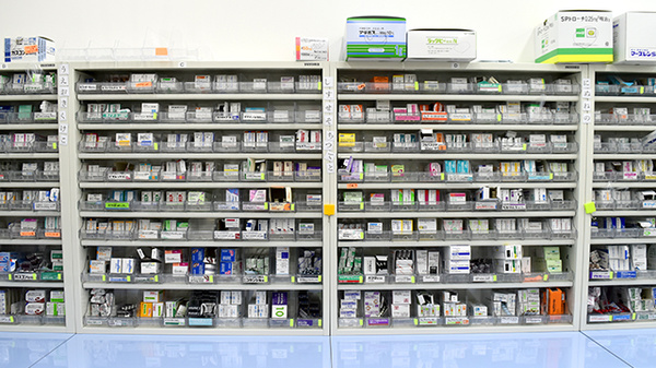 南山堂薬局　奈良本店の薬棚