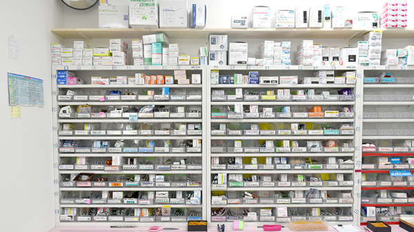 戎薬局　光明池店の薬棚
