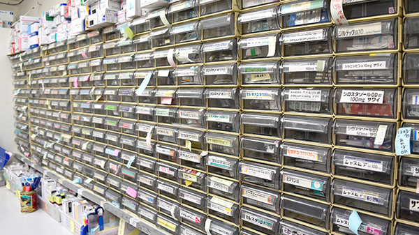きぼう堂薬局四谷店の薬棚