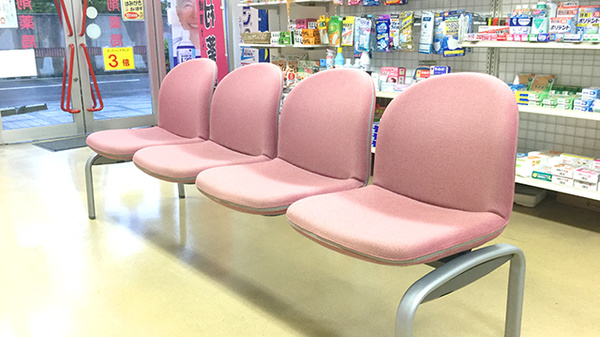 松村調剤薬局の待合スペース