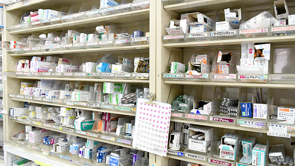 松村薬局の薬棚