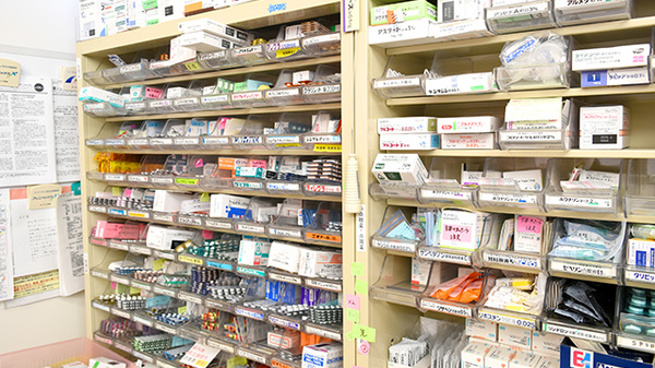 松村薬局　しど調剤薬局の薬棚