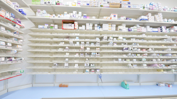 スギ薬局　名和店の薬棚