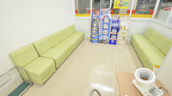 スギ薬局　北野田店の待合スペース