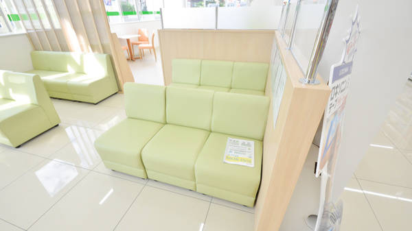 スギ薬局　名南店の待合スペース