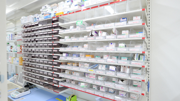 スギ薬局　柳ケ瀬中央店の薬棚
