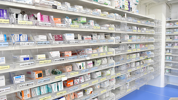 スギ薬局　相模が丘店の薬棚