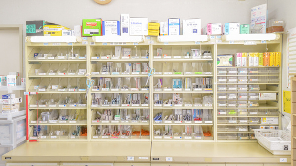 調剤薬局クスリのツルハ東光5条店の薬棚