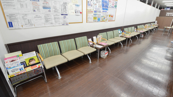 調剤薬局ツルハドラッグ神居3条店の待合スペース