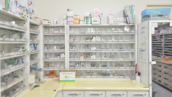 調剤薬局ツルハドラッグ神居3条店の薬棚