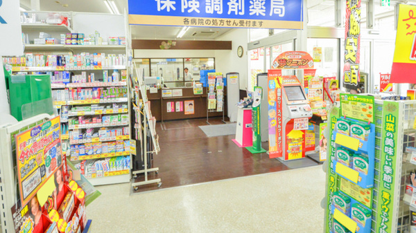 調剤薬局ツルハドラッグ神居3条店の入口