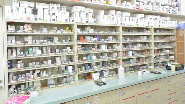 調剤薬局ツルハドラッグ豊岡12条店の薬棚