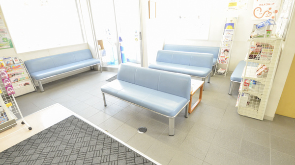 調剤薬局ツルハドラッグ旭川日赤前店の待合スペース