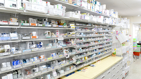 ツルハ薬局名寄西5条店の薬棚