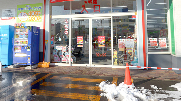 調剤薬局ツルハドラッグ旭川4条西店の入口