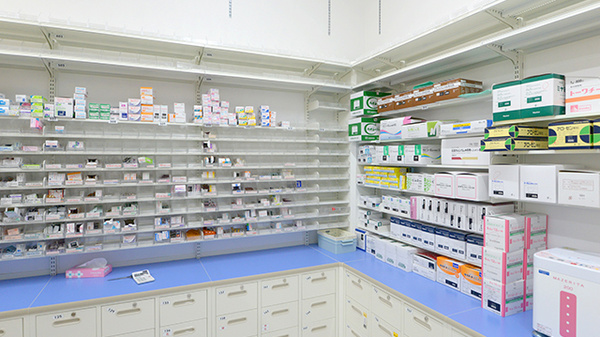 調剤薬局ツルハドラッグ旭川4条西店の薬棚