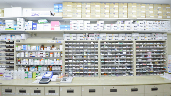 調剤薬局ツルハドラッグ留萌店の薬棚