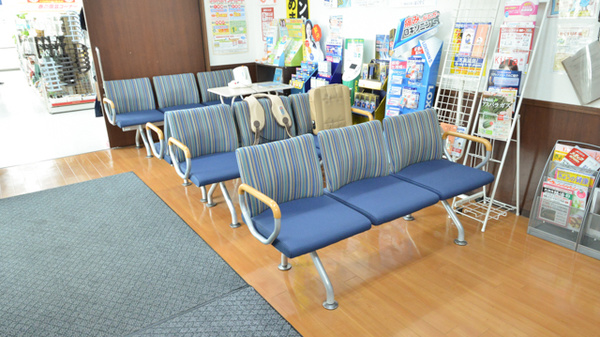 調剤薬局ツルハドラッグ１条店の待合スペース