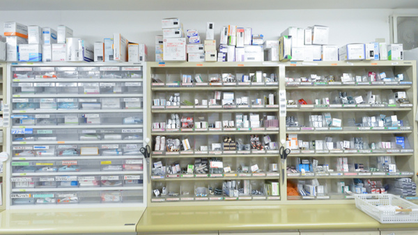 調剤薬局ツルハドラッグ滝川朝日町店の薬棚