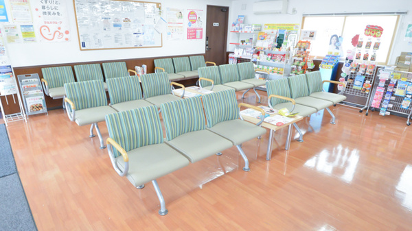 調剤薬局ツルハドラッグ滝川朝日町店の待合スペース