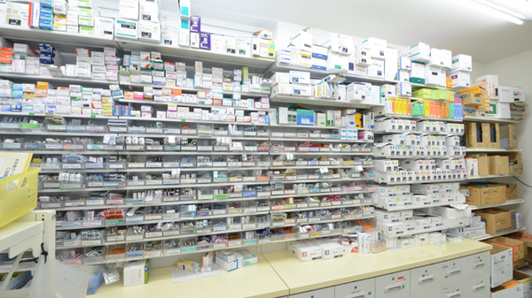 調剤薬局ツルハドラッグ永山7条店の薬棚