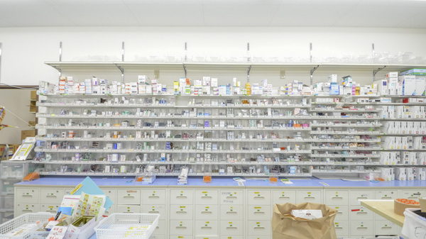 調剤薬局ツルハドラッグ錦町店の薬棚