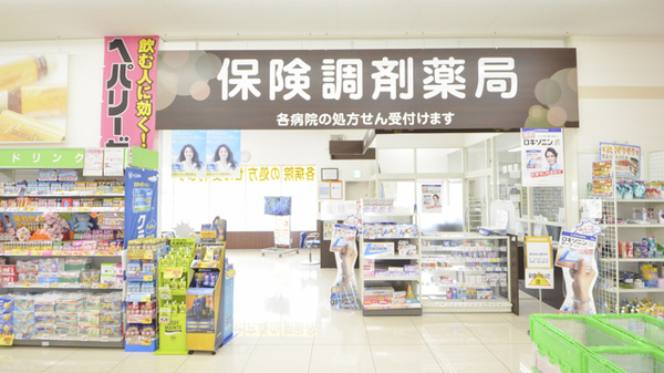 調剤薬局ツルハドラッグ旭川大町3条店の入口