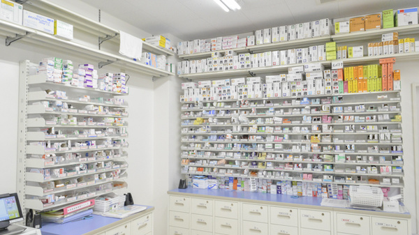 調剤薬局ツルハドラッグ旭川大町3条店の薬棚