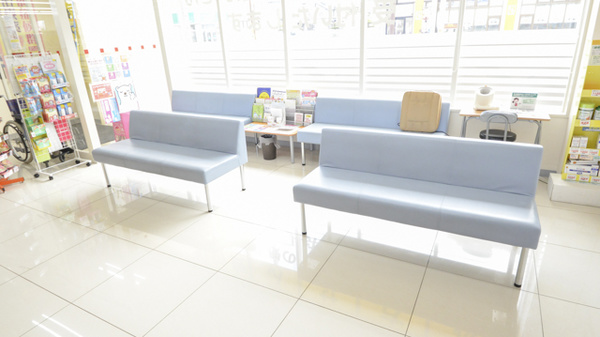 調剤薬局ツルハドラッグ新橋大通店の待合スペース
