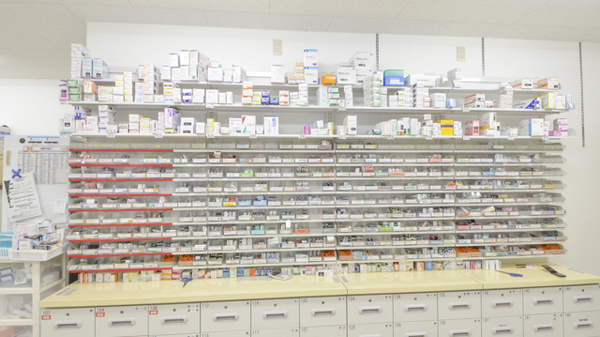 調剤薬局ツルハドラッグ新橋大通店の薬棚