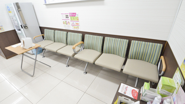 調剤薬局ツルハドラッグ帯広西8条店の待合スペース