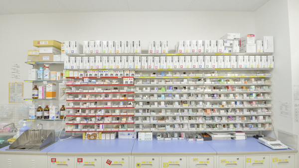 調剤薬局ツルハドラッグ帯広西8条店の薬棚