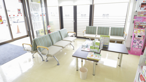 調剤薬局ツルハドラッグ音更店の待合スペース
