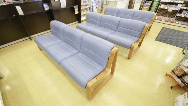 調剤薬局クスリのツルハ琴似店の待合スペース