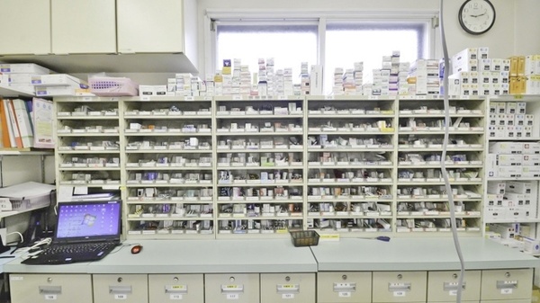 調剤薬局クスリのツルハ川沿店の薬棚