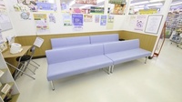調剤薬局クスリのツルハ川沿店の待合スペース